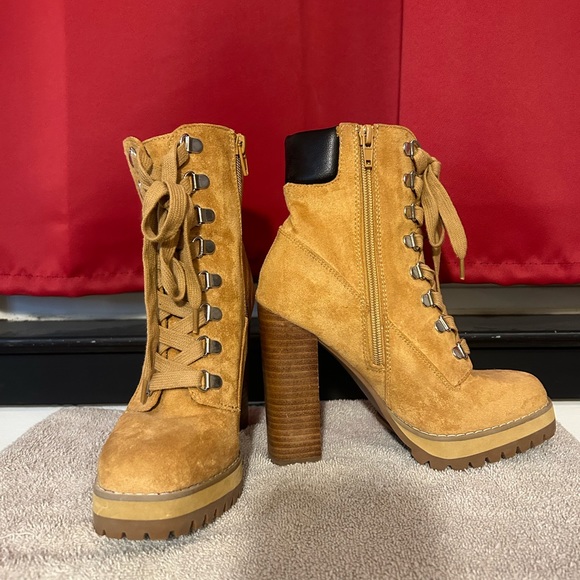 Steve Madden squared toe boot. Size 6. Worn once. - Picture 3 of 7